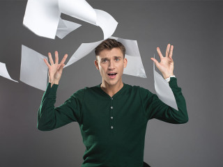 Mann-wirft-Papier-201788002-FO-YakobchukOlena