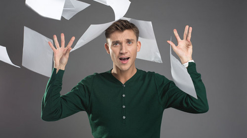 Mann-wirft-Papier-201788002-FO-YakobchukOlena