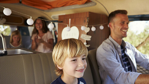 Familie-in-Wohnmobil-134753194-FO-Monkey-Business