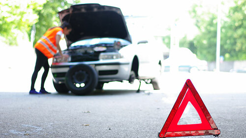 Frau-Autopanne-Warndreieck-113931627-FO-Wellnhofer-Designs