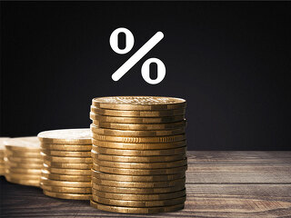 Prozent-Symbol-ueber-Muenzstapeln-206754724-FO-BillionPhotos-com