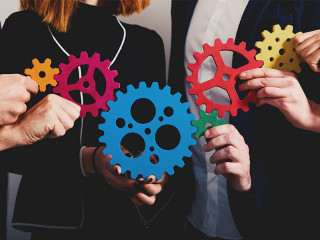 Anzugtraeger-Zahnraeder-204714627-FO-alphaspirit