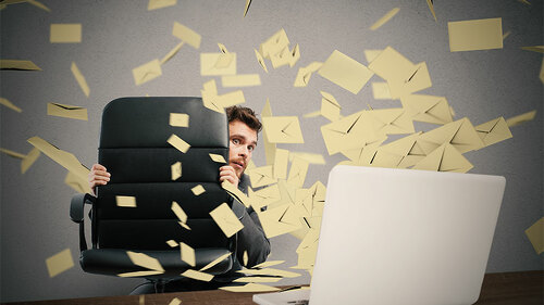 Anzugtraeger-E-Mails-aus-Laptop-124326588-FO-alphaspirit