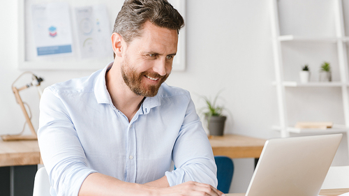 Mann-Laptop-209719597-FO-Drobot-Dean