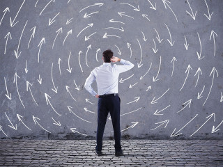 Anzugtraeger-Pfeile-Kreislauf-188523753-FO-alphaspirit