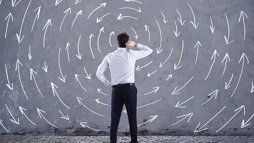 Anzugtraeger-Pfeile-Kreislauf-188523753-FO-alphaspirit