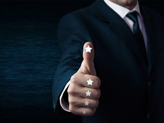 Anzugtraeger-Daumen-hoch-Sterne-172802605-FO-andranik123