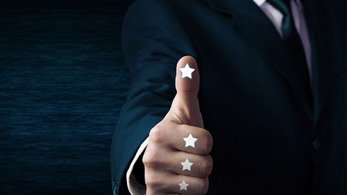 Anzugtraeger-Daumen-hoch-Sterne-172802605-FO-andranik123