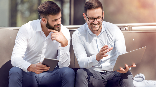 Zwei-Anzugtraeger-Laptop-Tablet-192077361-FO-ivanko80