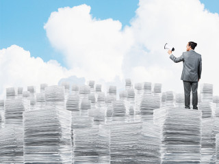 Papier-Anzugtraeger-Megaphon-170983163-FO-adam121