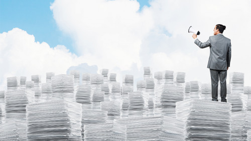 Papier-Anzugtraeger-Megaphon-170983163-FO-adam121