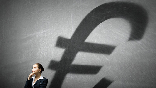 Anzugtraegerin-Euro-Schatten-194069631-FO-Sergey-Nivens