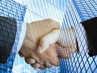 Handshake-Gebauede-83542631-FO-Sondem