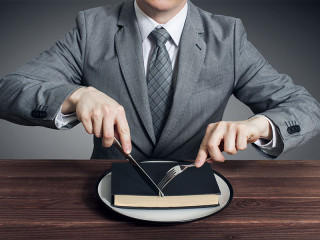 Anzugtraeger-schneidet-Buch-mit-Besteck-195911616-FO-spyrakot