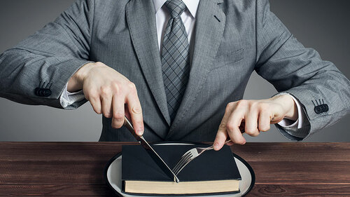 Anzugtraeger-schneidet-Buch-mit-Besteck-195911616-FO-spyrakot