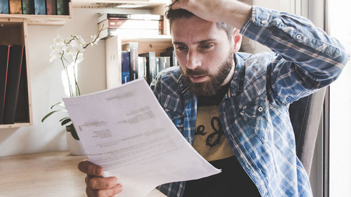 Mann-geschockt-Papier-188854855-FO-Mike-Fouque