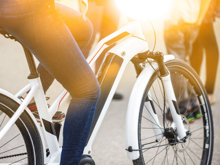 Frau-auf-E-Bike-210756391-FO-mmphoto