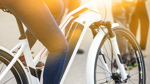 Frau-auf-E-Bike-210756391-FO-mmphoto