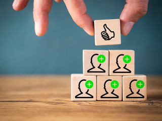 Hand-Holzkloetzchen-Daumen-Koepfe-Plus-206371499-fotogestoeber