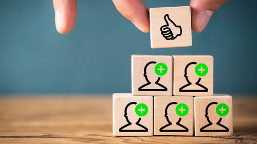 Hand-Holzkloetzchen-Daumen-Koepfe-Plus-206371499-fotogestoeber