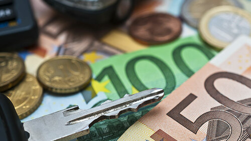 Geldscheine-Autoschluessel-Taschenrechner-Auto-200858566-FO-Stockfotos-MG