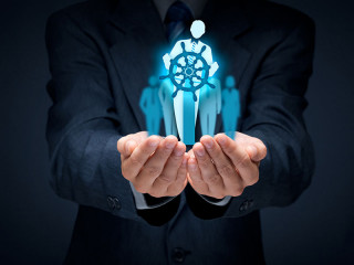 Anzugtraeger-Koepfe-Steuerrad-119679943-FO-Jakub-Jirsák