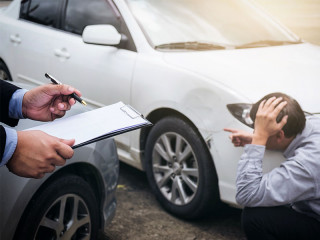 Gutachter-Auto-Fahrer-174745864-FO-Freedomz