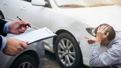 Gutachter-Auto-Fahrer-174745864-FO-Freedomz