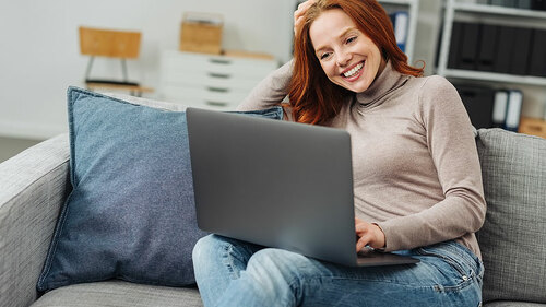 Frau-Laptop-192953203-FO-contrastwerkstatt