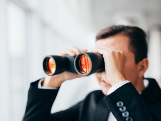 Anzugtraeger-Fernglas-170887849-FO-F8studio