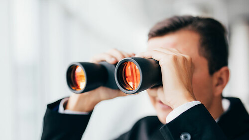 Anzugtraeger-Fernglas-170887849-FO-F8studio