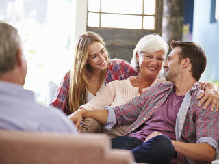 Seniorin-Mutter-Sohn-Tochter-83593448-FO-Monkey-Business