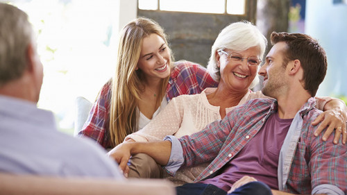 Seniorin-Mutter-Sohn-Tochter-83593448-FO-Monkey-Business