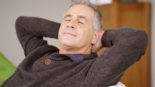 Mann-entspannt-110276910-FO-contrastwerkstatt