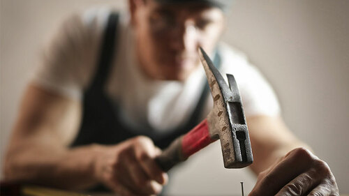 Handwerker-nagelt-179828729-FO-olly