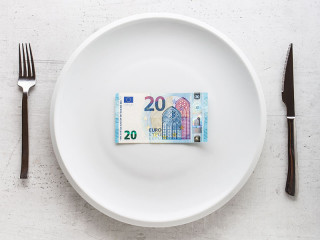 Geldschein-auf-Teller-Besteck-179594506-FO-weyo