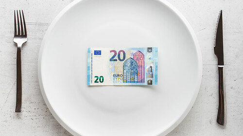 Geldschein-auf-Teller-Besteck-179594506-FO-weyo