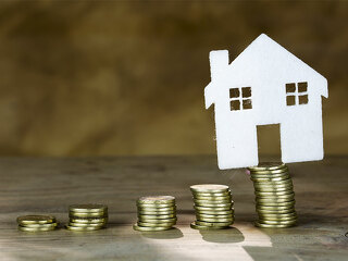 Haus-auf-Euro-Stapel-171886601-FO-aytuncoylum