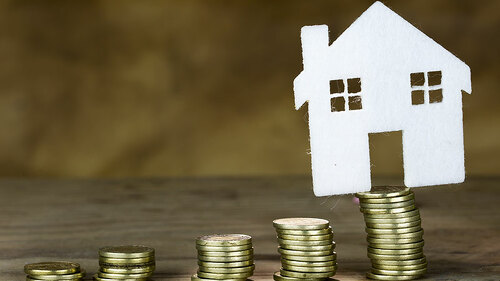 Haus-auf-Euro-Stapel-171886601-FO-aytuncoylum