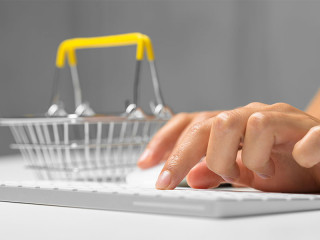 Hand-Tastatur-Einkaufskorb-179321105-FO-fotofabrika