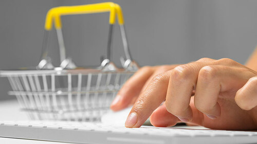 Hand-Tastatur-Einkaufskorb-179321105-FO-fotofabrika