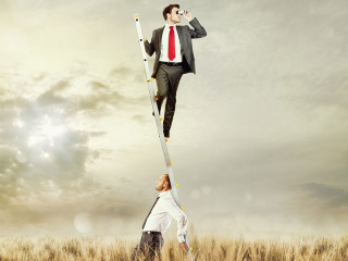 Anzugtraeger-Leiter-Fernglas-115041973-FO-alphaspirit