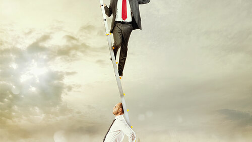 Anzugtraeger-Leiter-Fernglas-115041973-FO-alphaspirit