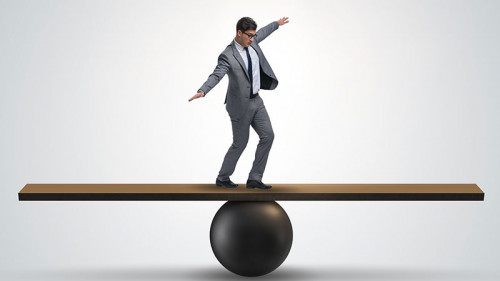 Anzugtraeger-auf-Wippe-184181277-FO-Elnur