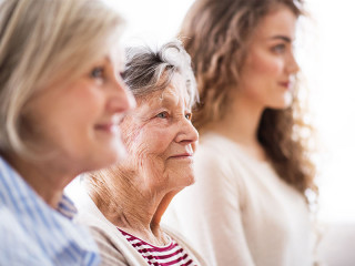 Frauen-unterschiedlichen-Alters-194976961-FO-Halfpoint