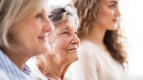 Frauen-unterschiedlichen-Alters-194976961-FO-Halfpoint