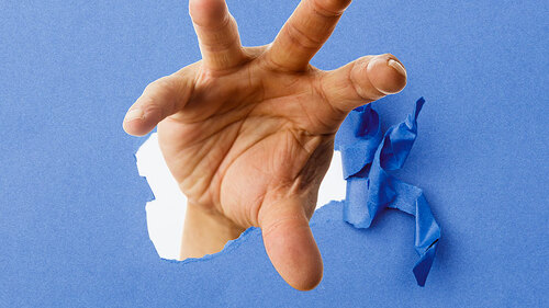 Hand-greift-durch-Papier-209344428-FO-MichaelJBerlin