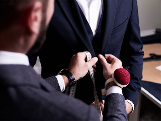 Schneider-Mann-Maßanzug-173475856-FO-seventyfour