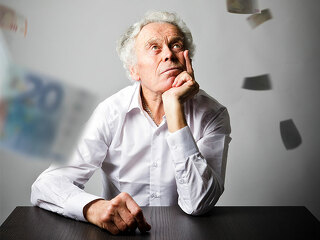 Senior-fliegende-Geldscheine-188837025-FO-Marijus