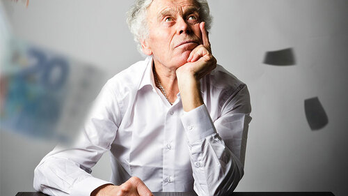 Senior-fliegende-Geldscheine-188837025-FO-Marijus